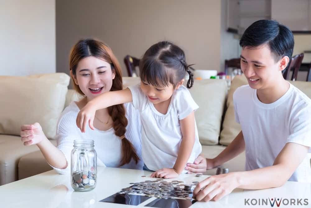 anak - keluarga - menabung - menghemat pengeluaran dalam keluarga - 5 Tips Keuangan untuk Keluarga yang Memiliki Satu Sumber Penghasilan - Orangtua Perlu Melakukan 6 Hal Ini Jika Ingin Mengajari Anak Investasi - Jangan Mulai Berkeluarga Jika Belum Mencapai 4 Sasaran Keuangan Ini