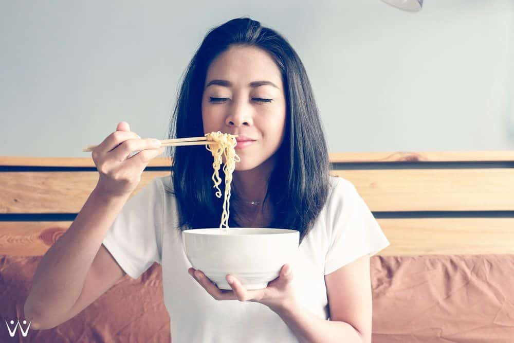 makan mie instan - tidak sehat