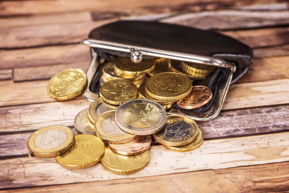 mengatur keuangan - hemat-cara-atur-uang-teknik-peer to peer lending-Ikuti Program Pensiun Pegawai-Membuat Rencana Anggaran Setiap Bulan - resolusi tahun baru-Bantu Pasangan Kamu untuk Mempersiapkan Dana Pensiun Yuk!