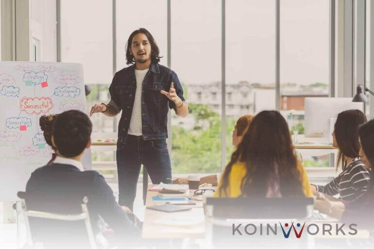 5 Cara Menggunakan Gestur Tangan Saat Sedang Presentasi, Ini Cara Memulainya! (5) - 5 Alasan Introvert Bisa Menjadi Pemimpin Bisnis yang Luar Biasa - berteman dengan kompetitor