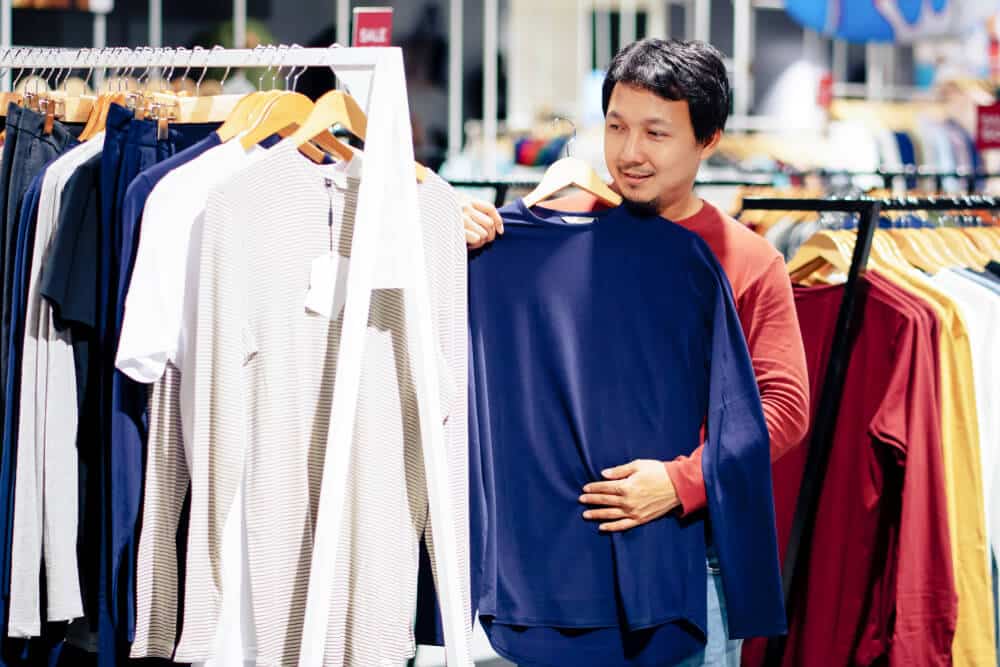 belanja baju - pakaian - shopping - 7 Alasan Anda Tidak Perlu Membeli Pakaian Berdasarkan Tren, Bijaklah Menghabiskan Uang! Mau Tampil Maksimal Tanpa Biaya Mahal? Ini Triknya! - belajar self-love - manajemen keuangan
