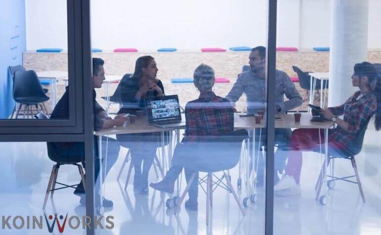 orang kantor berkomunikasi di kantor - 4 Faktor Kepemimpinan yang Membuat Kinerja Tim Tidak Berkembang