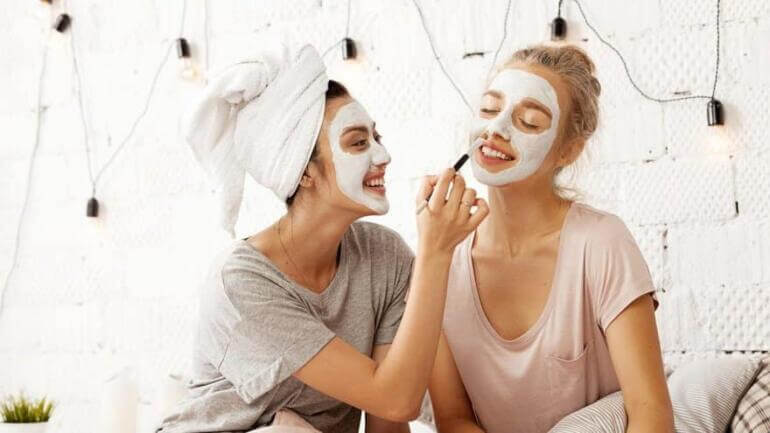 melakukan edukasi tentang produk skincare bisa dilakukan dengan berbagai cara mulai dari membuat konten video, tutorial atau demo hingga bekerja sama dengan influencer