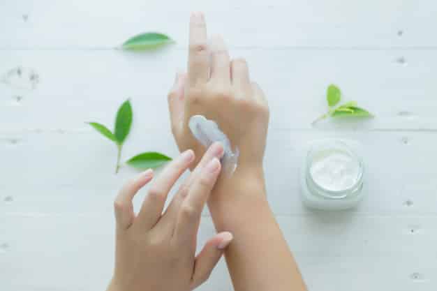 Moisturizer penting untuk semua jenis kulit karena bisa menjaga kelembaban kulit.