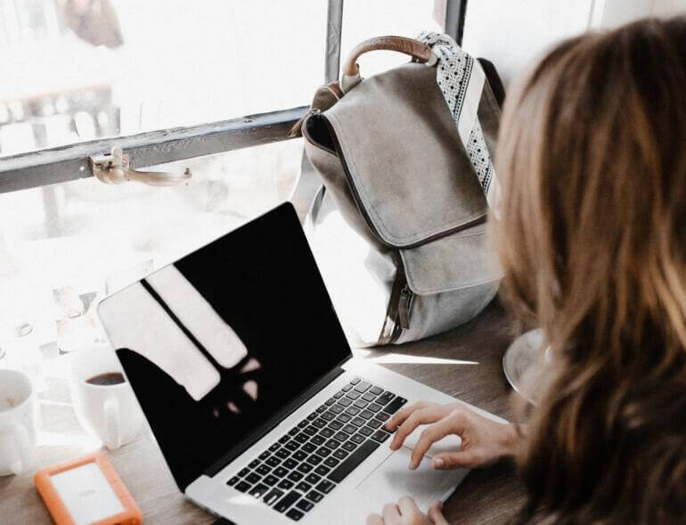 cara membangun brand awareness bisnis tas online