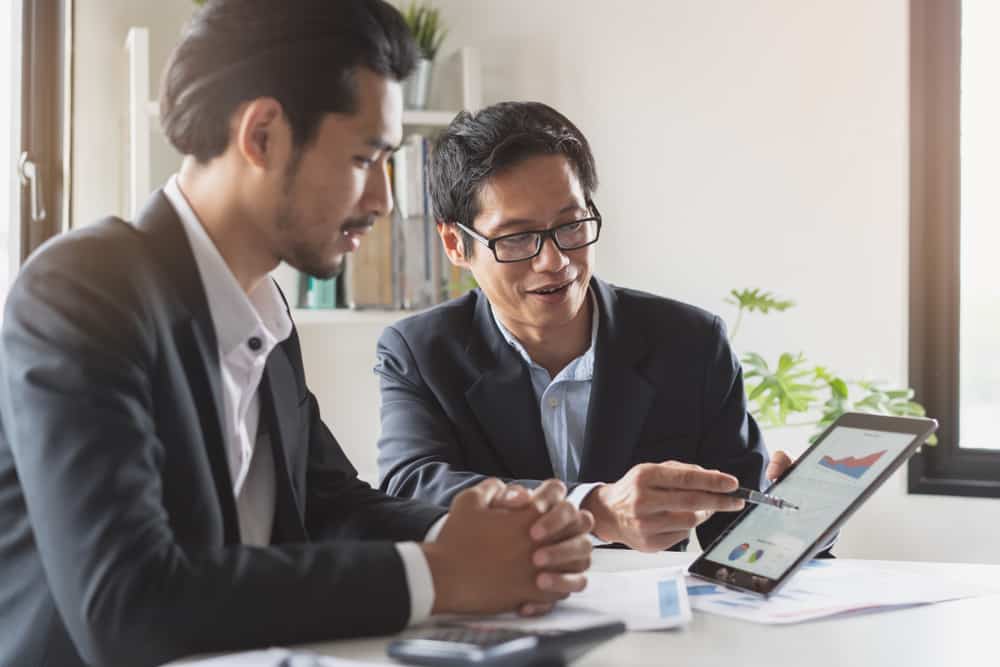 karyawan sedang melakukan analisis laporan keuangan perusahaan